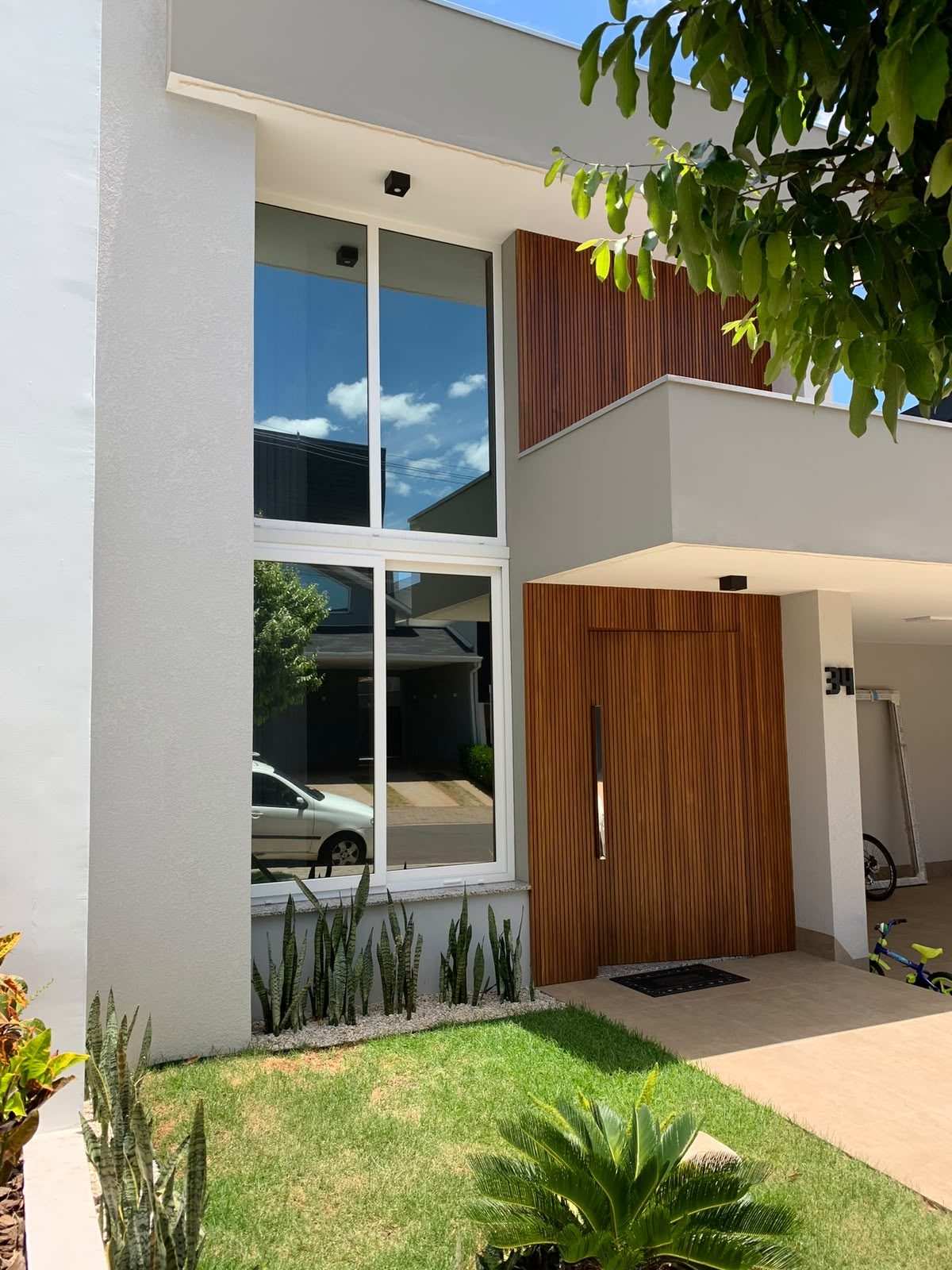Fachada residencial com película Prime Películas