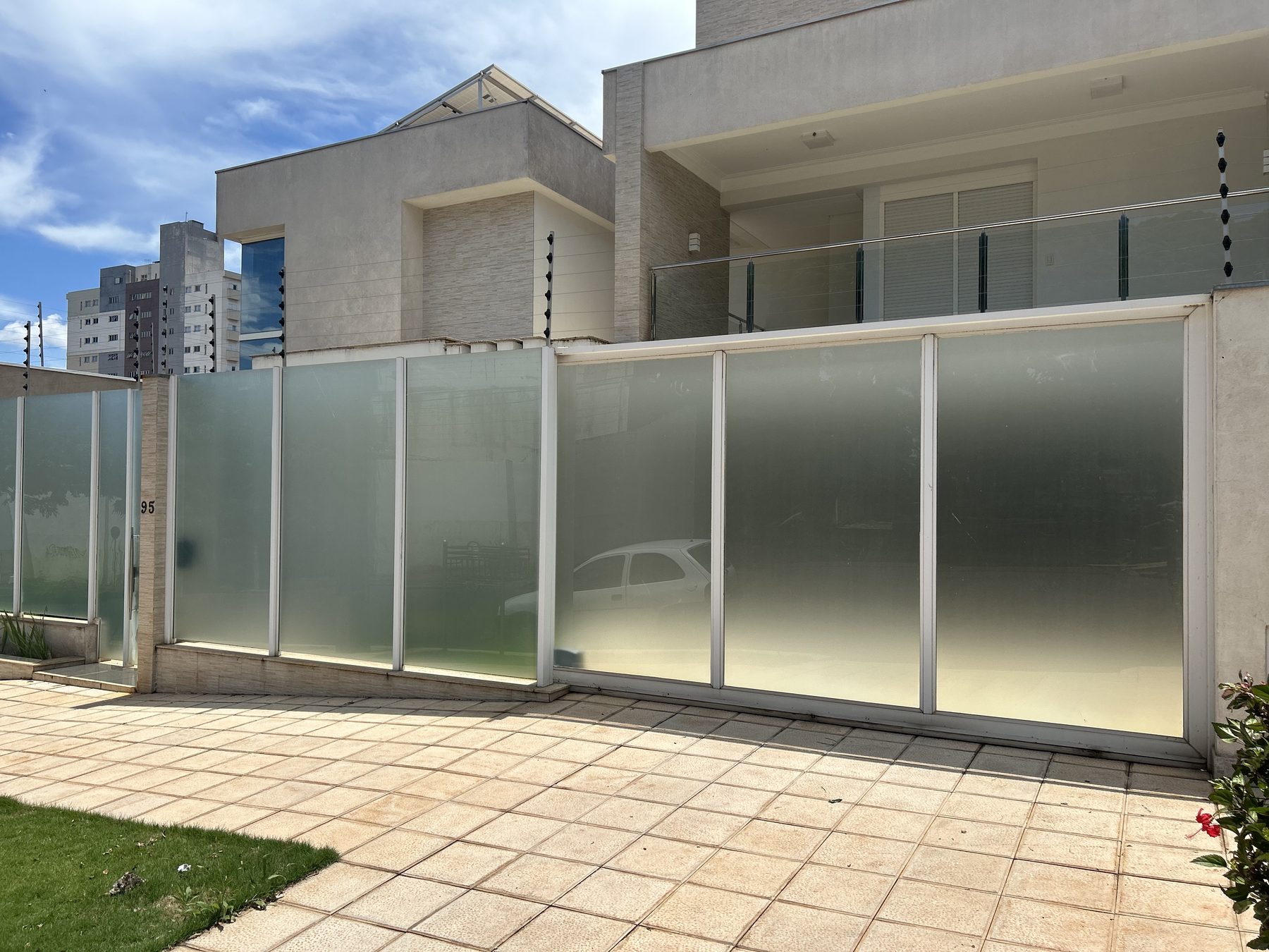 Portão residencial com película jateada